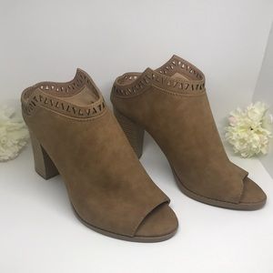 REPORT “Goofy” peep toe ankle bootie